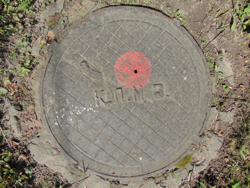Фото люка Канализационный люк «Калининградский литейно-механический завод (К.Л.М.З.)» — №1, завод Калининградский литейно-механический завод (К.Л.М.З.)