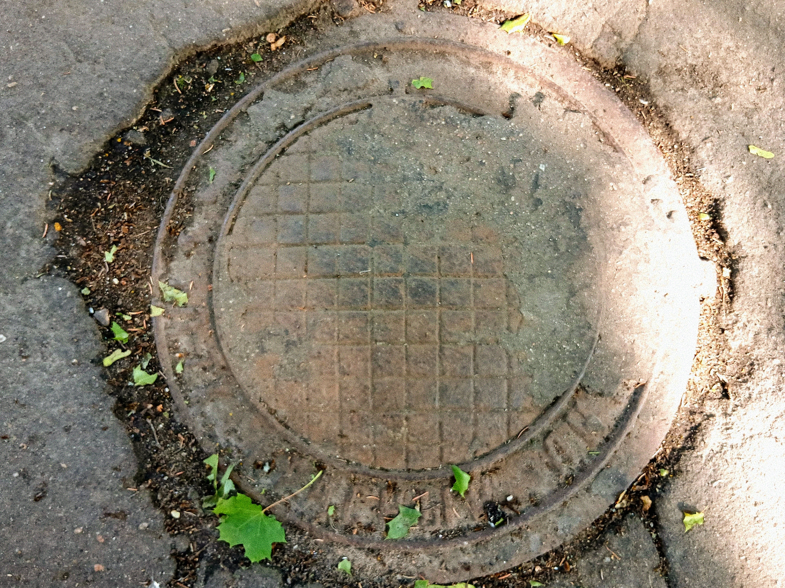 Фото люка Красный литейщик Днепропетровск, завод Красный литейщик Днепропетровск