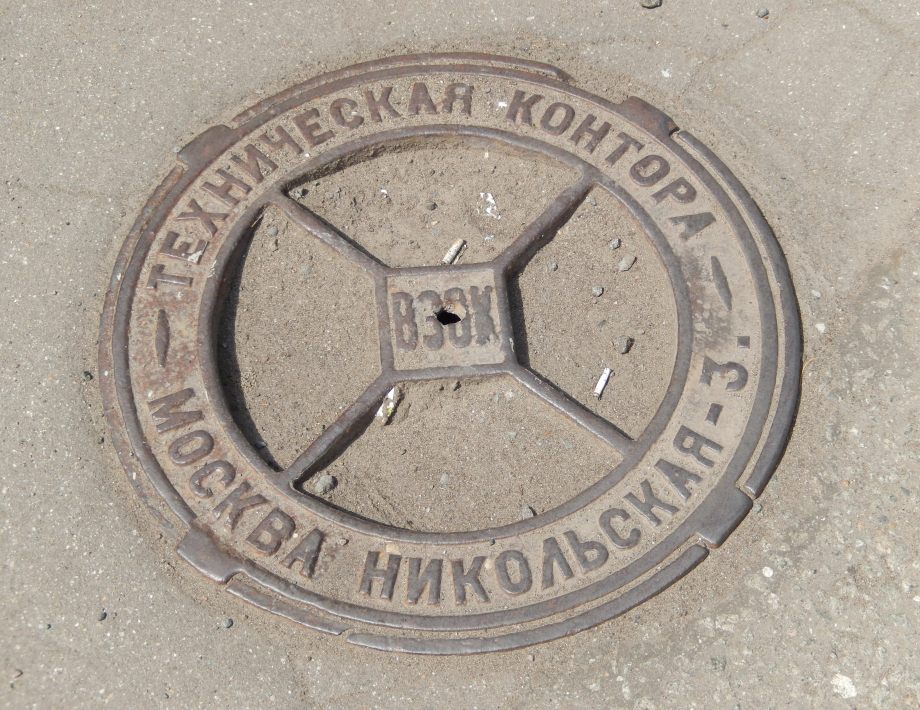 Фото люка ВЗОК, завод ВЗОК